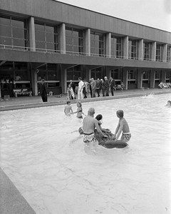 851718 Afbeelding van een groepje 'GEVU-bejaarden' (op de achtergrond), die tijdens een excursie op bezoek zijn bij ...